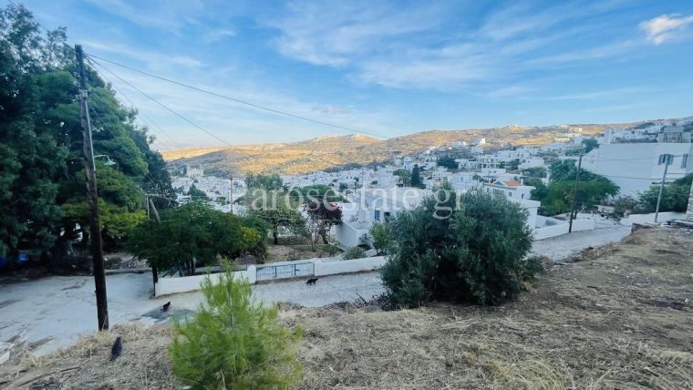 Plot in the village of Lefkes